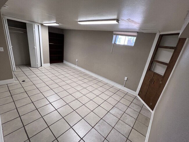 Foto del edificio - Lower Level of Charming 1BR Townhome in De...