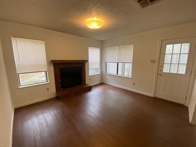 Foto del edificio - Cozy 2 bd/2.5 bath NW Austin Home