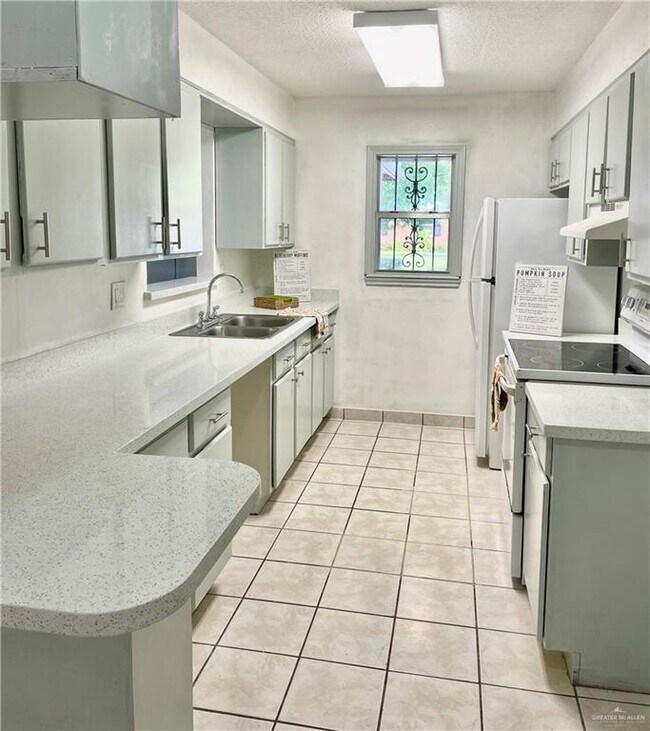 Building Photo - 2520 Goldcrest Ave W