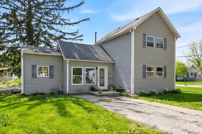 Building Photo - 604 S Center St