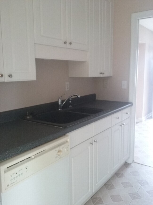 Foto del edificio - 3 Bed 1 Bath Home | Pet Friendly | Washer Dryer Hook Ups & Central Air | Section 8 Welcome