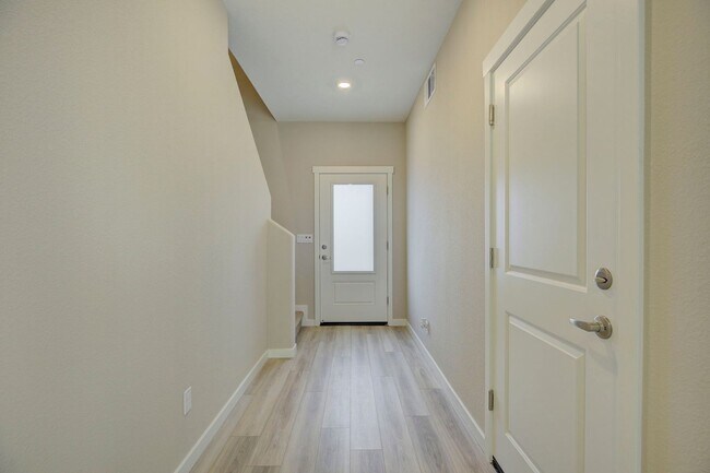 Foto del edificio - 3 bedroom, 2.5 bathroom, 2 car garage - Ve...