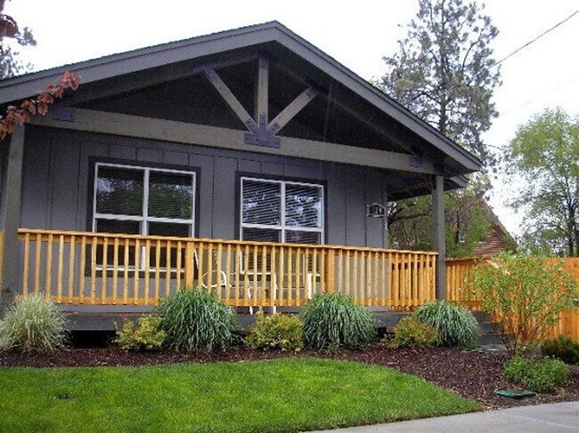 Building Photo - 139 SE Heyburn St