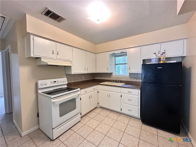 Building Photo - 202 Oak Ridge Dr