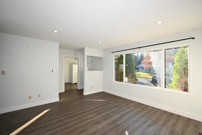 Building Photo - 3 bedroom in Prince George BC V2M 4W5