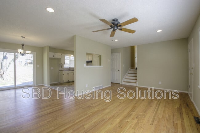 Building Photo - 9313 Palmer Ave