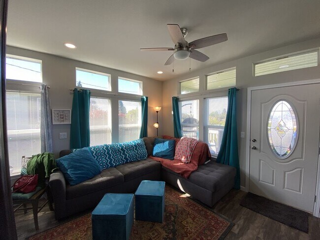 Building Photo - Adorable small new manufactured home