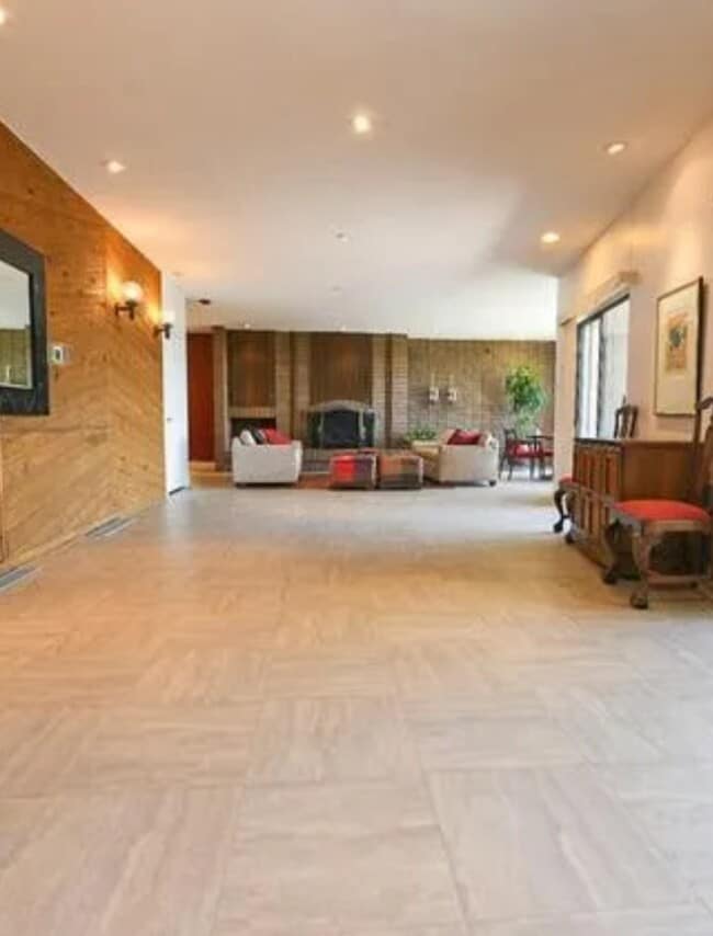 Foto del edificio - 245 N Vine St