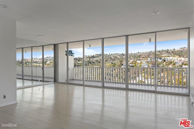 Foto del edificio - 1 br, 1 bath Condo - 9255 Doheny Rd Apt 2703