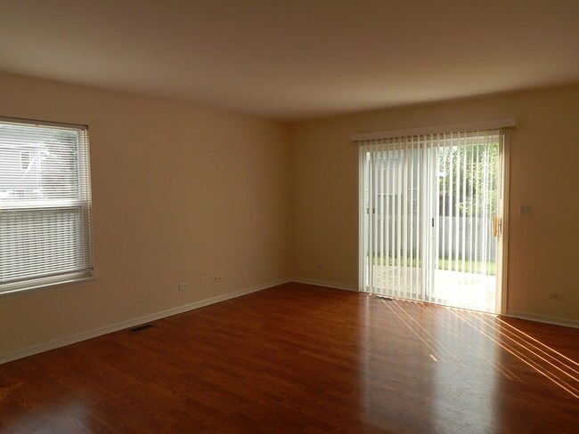 Building Photo - Don't miss this 1/2 duplex with full basement