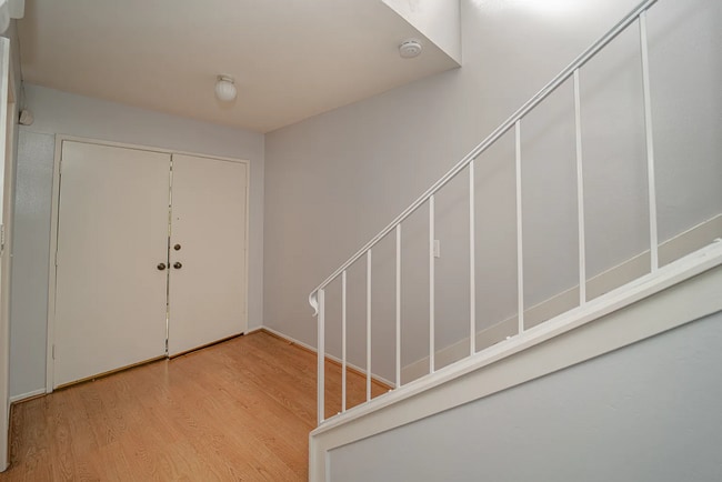 Building Photo - Beautiful 4 Bd Townhouse