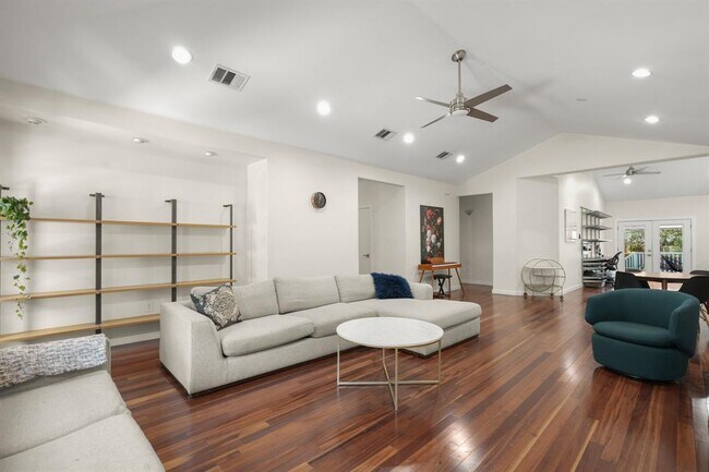 Building Photo - 2501 Del Curto Rd