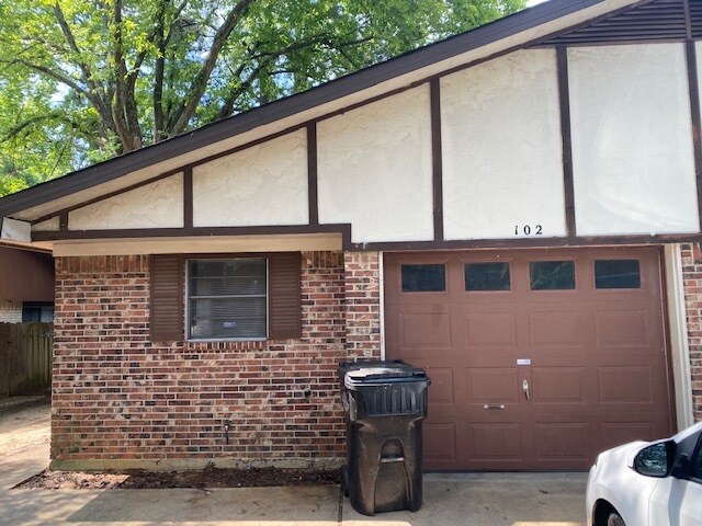 Primary Photo - 100 Queens Ct
