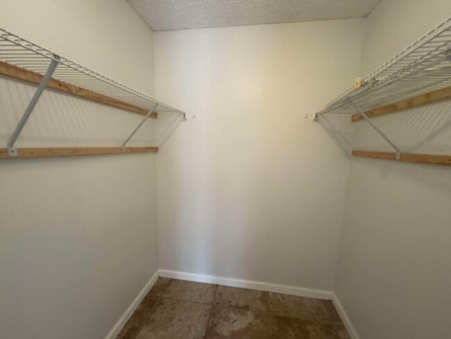 Building Photo - 1047 Manor Dr