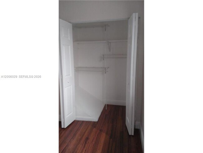 Foto del edificio - 8025 NW 8th St