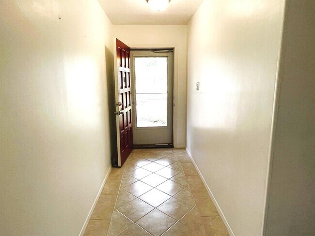 Foto del edificio - 13504 Lois Ln