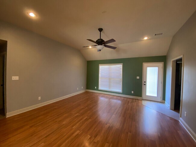 Foto del edificio - 3bed/2bath Home with fenced yard located outside the bypass