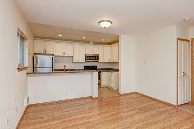 Building Photo - Boston Manor Apartments