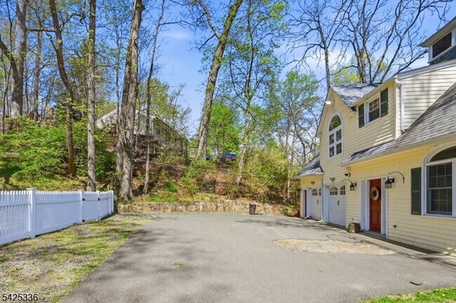 Foto del edificio - 1 Conklin Ave