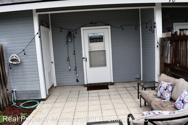 Building Photo - 2 br, 2.5 bath House - 12314 S. Harrells F...