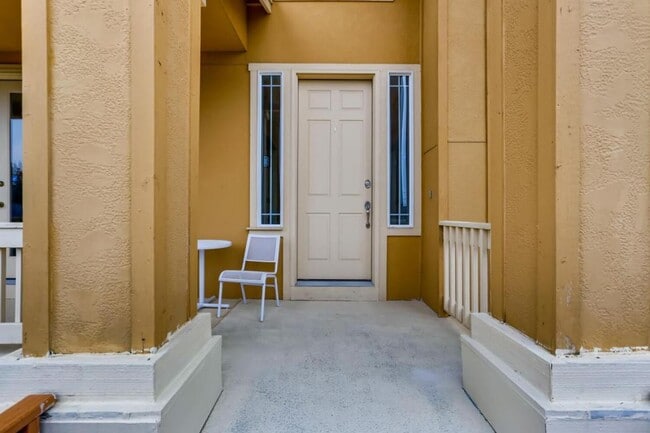 Building Photo - Gorgeous 5 bedroom home plus office/ 6th b...