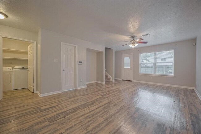 Foto del edificio - 5009 Willow Point Dr