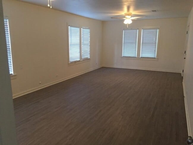 Building Photo - 1424 Live Oak St
