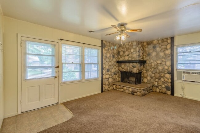 Building Photo - Cozy House With Great Yard Space!