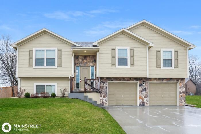 Foto principal - 523 Buffalo Dr, Raymore, MO 64083