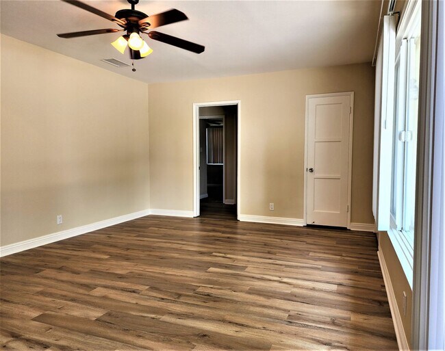 Foto del edificio - Beautiful 2Bd, 1Ba Riverside Home in Great...