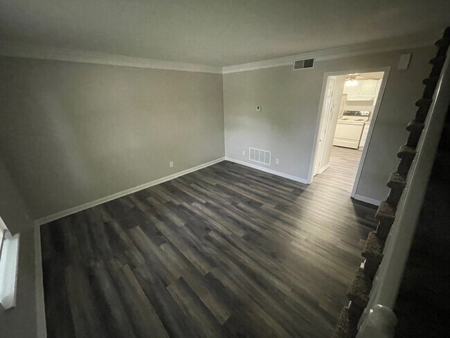 Building Photo - 2BD/1.5BA Townhome