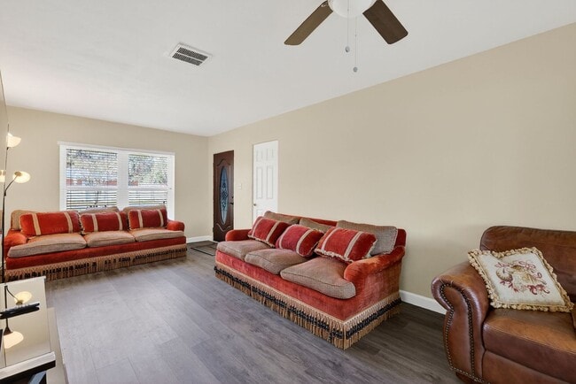 Foto del edificio - 3 Bedroom Home in Tavares with Large Fenced Backyard