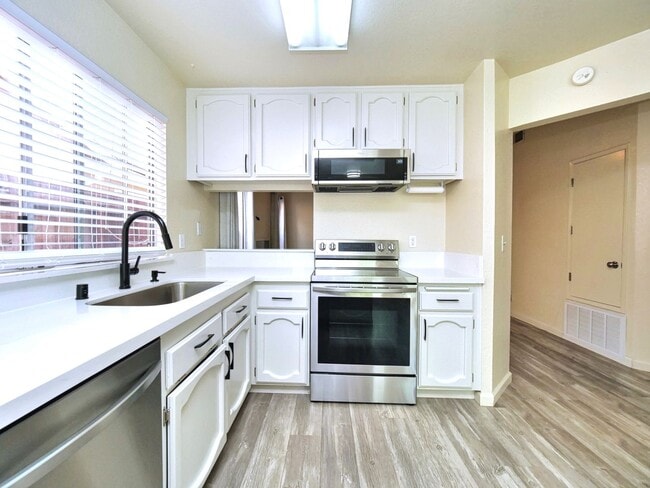 Foto del edificio - Cozy 2bed 1 bath South Natomas home availa...