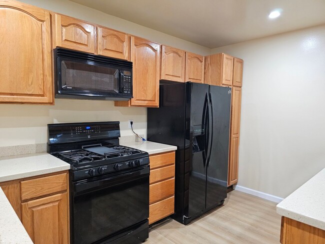 Foto del edificio - Spacious 4-Bedroom Home on the El Cerrito ...