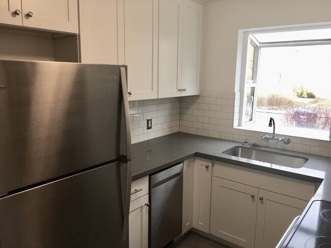 Building Photo - Charming Broadview Bungalow with Fully Fenced Back Yard