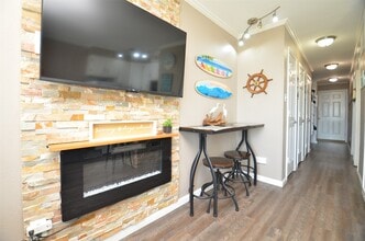 Building Photo - 6102 Seawall Blvd