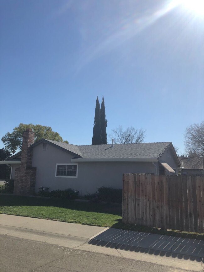 Building Photo - 3 bedroom w/ office remodeled and move in ...