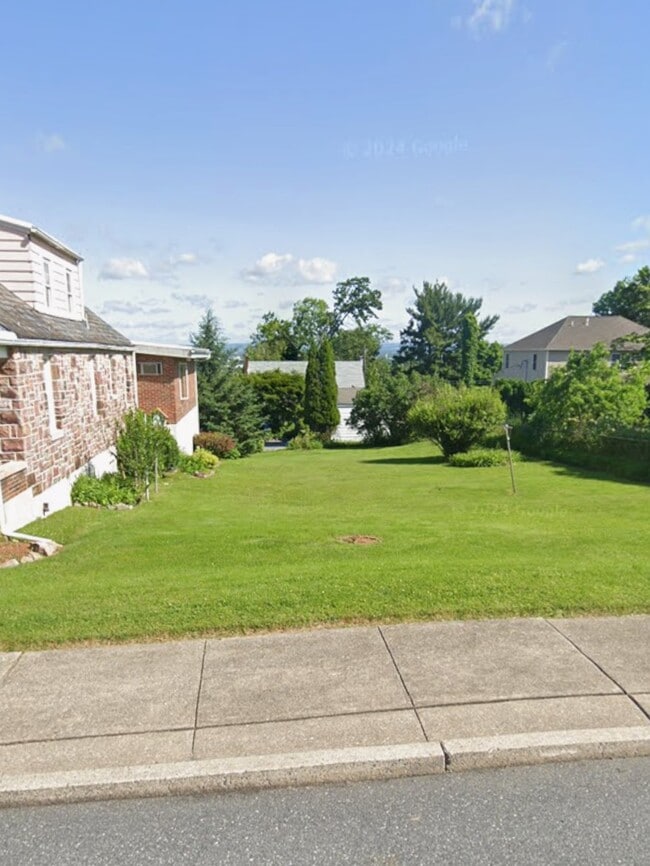 Patio - 949 E Walnut St