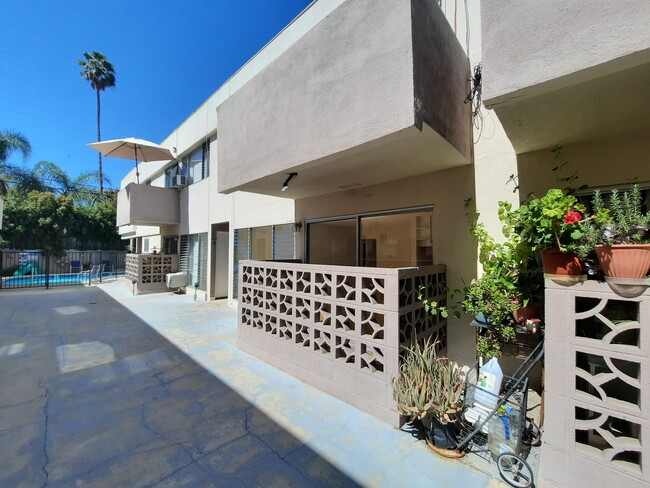 Building Photo - 1227 N Fuller Ave