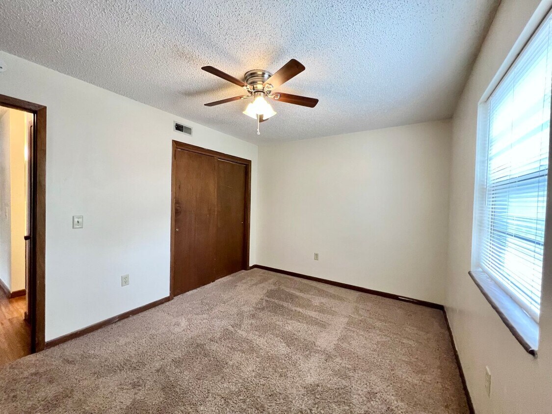 Foto principal - Pre-Leasing Now! Modern 2 Bed, 1 Bath – Centrally Located!