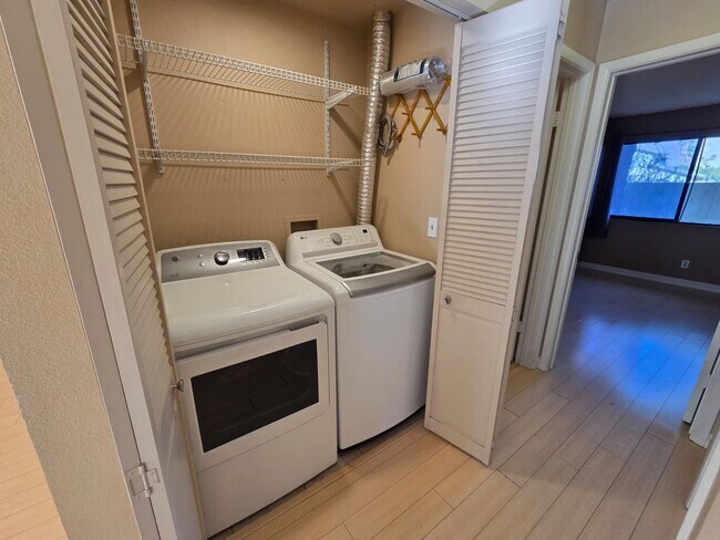 Foto del edificio - First-Floor 2 Bed / 2 Bath Condo w/ Garage...