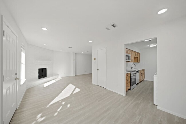 Foto del edificio - 7949 Ellinger Ln