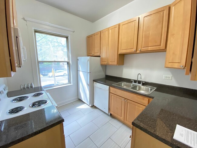 Foto del edificio - 3915 N Pine Grove Ave
