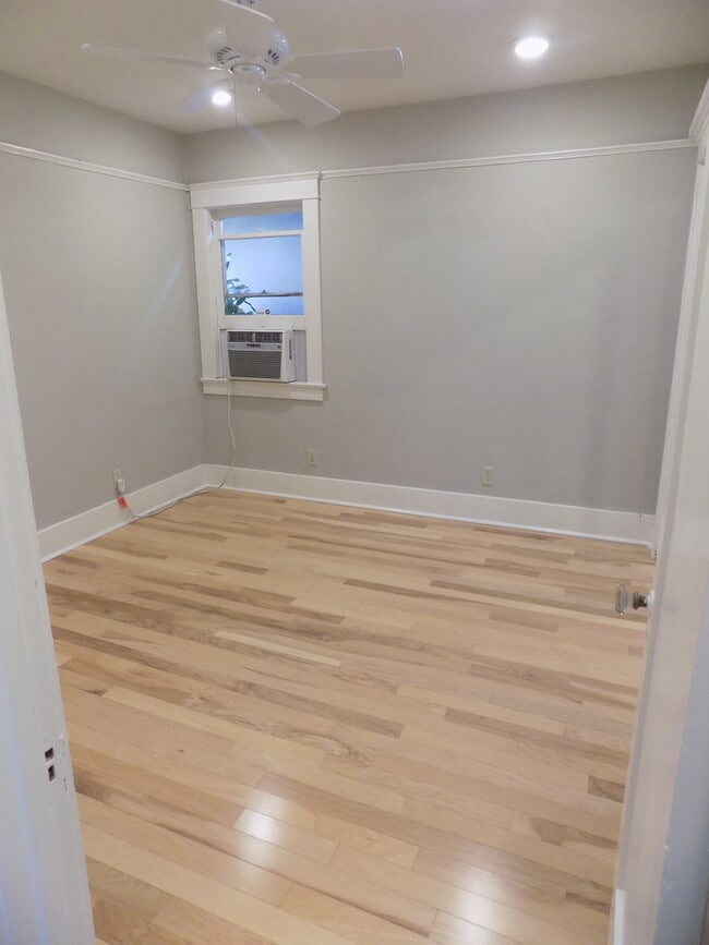 Building Photo - R0463