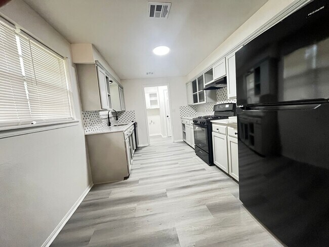 Building Photo - 1204 NW Fort Sill Blvd