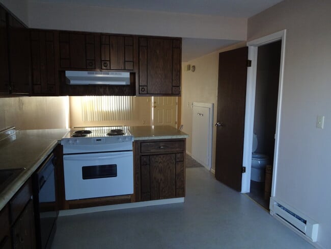 Kitchen - 55 Castle Royal Dr