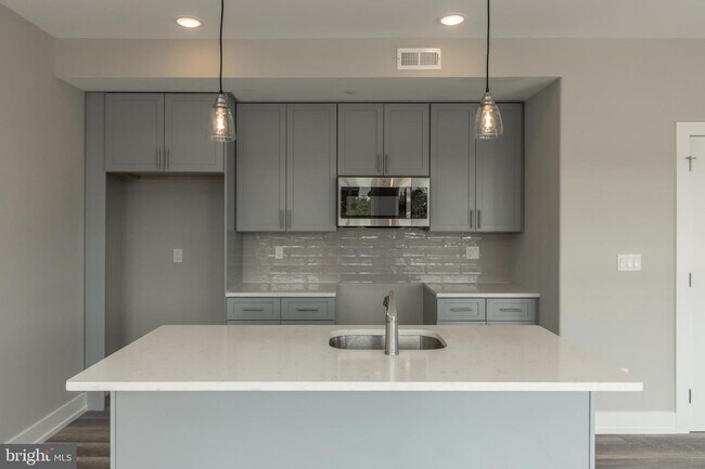 Building Photo - 2401 N Mascher St