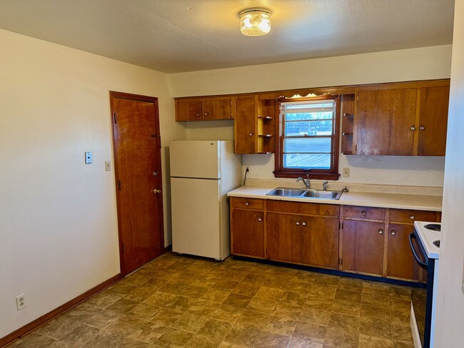 Building Photo - Spacious 2 Bedroom Apartment in Excellent ...