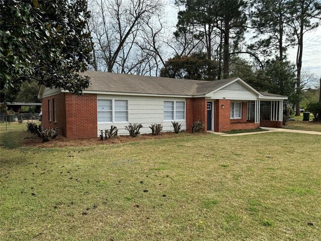 Building Photo - 990 Parkwood Dr