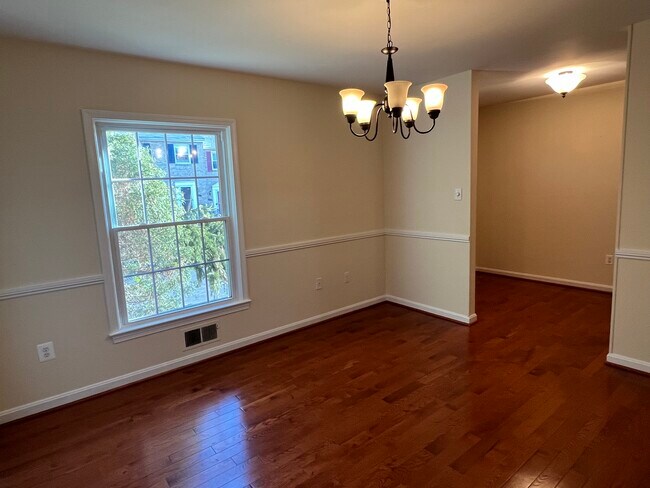 Dining room 3/3 - 2105 Bucknell Ter